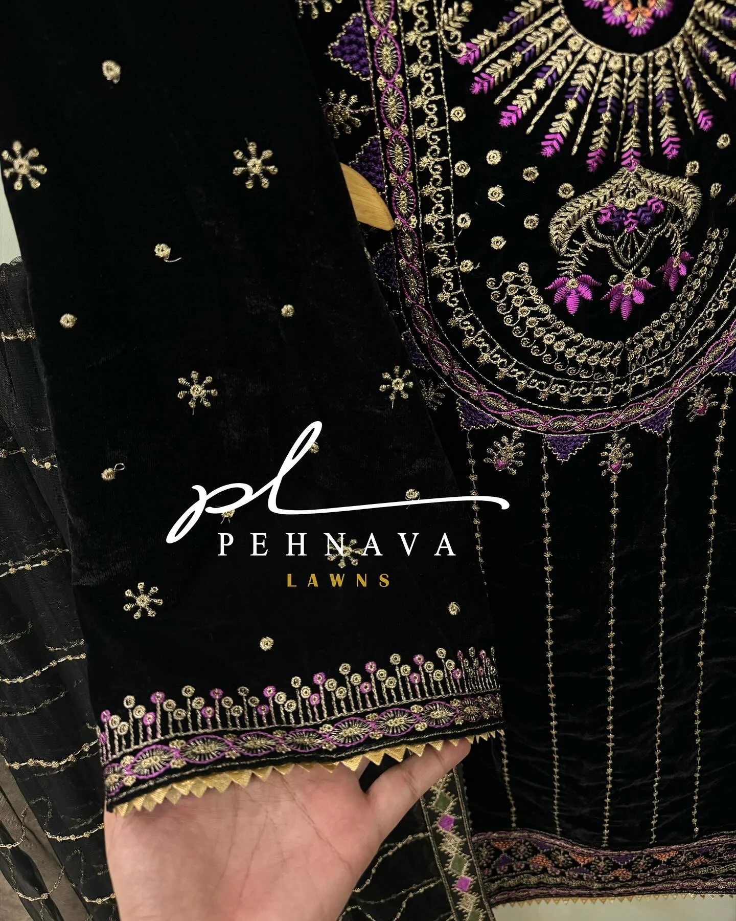 Embroidered velvette suit -12101 - Image 9