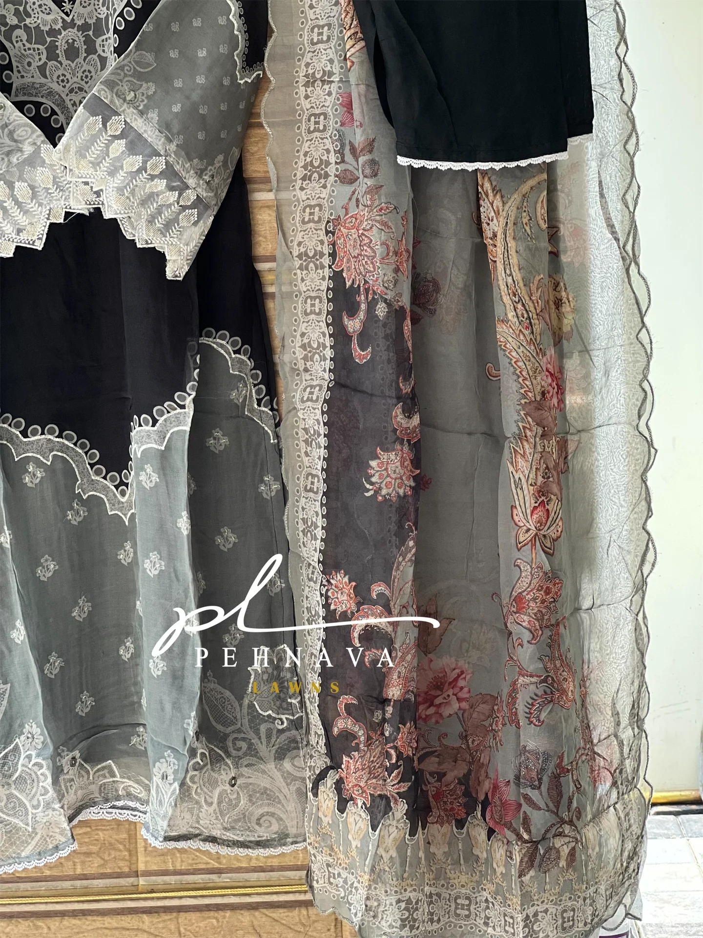 Embroidered Viscous organza suit - Image 11