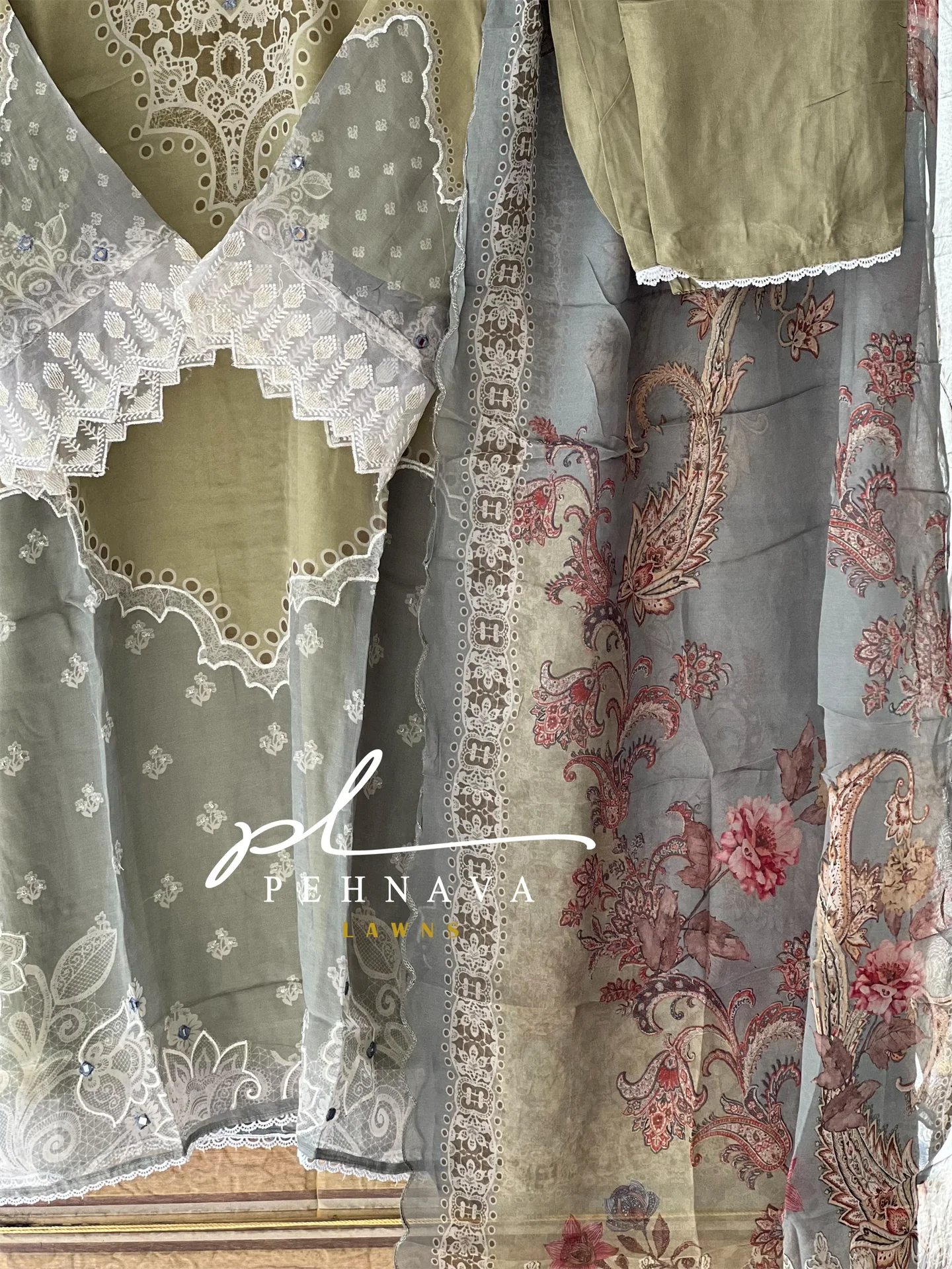 Embroidered Viscous organza suit - Image 3