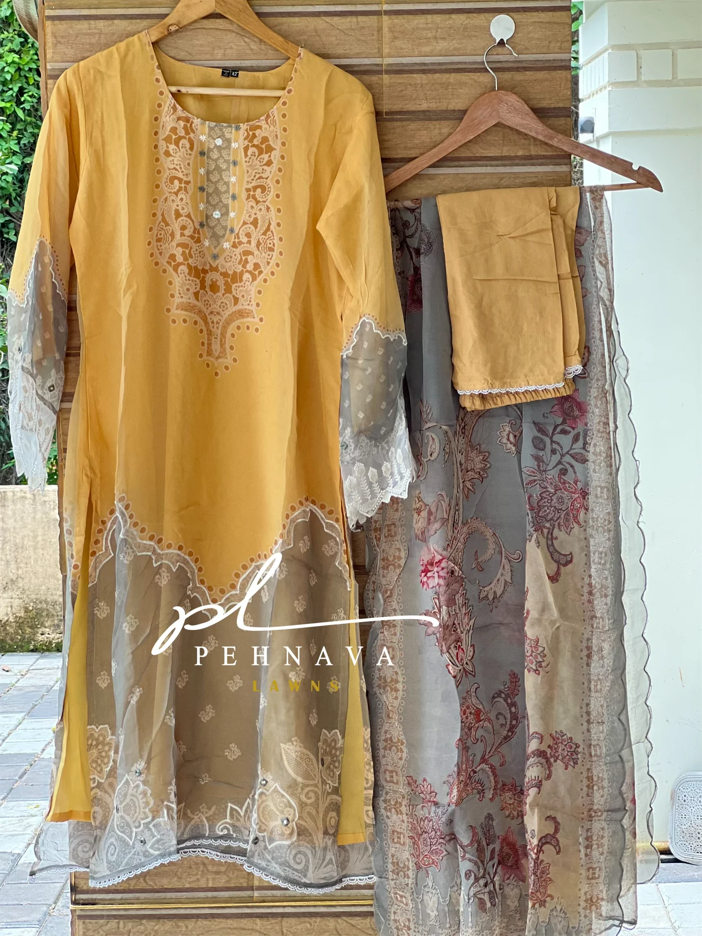 Embroidered Viscous organza suit - Image 4