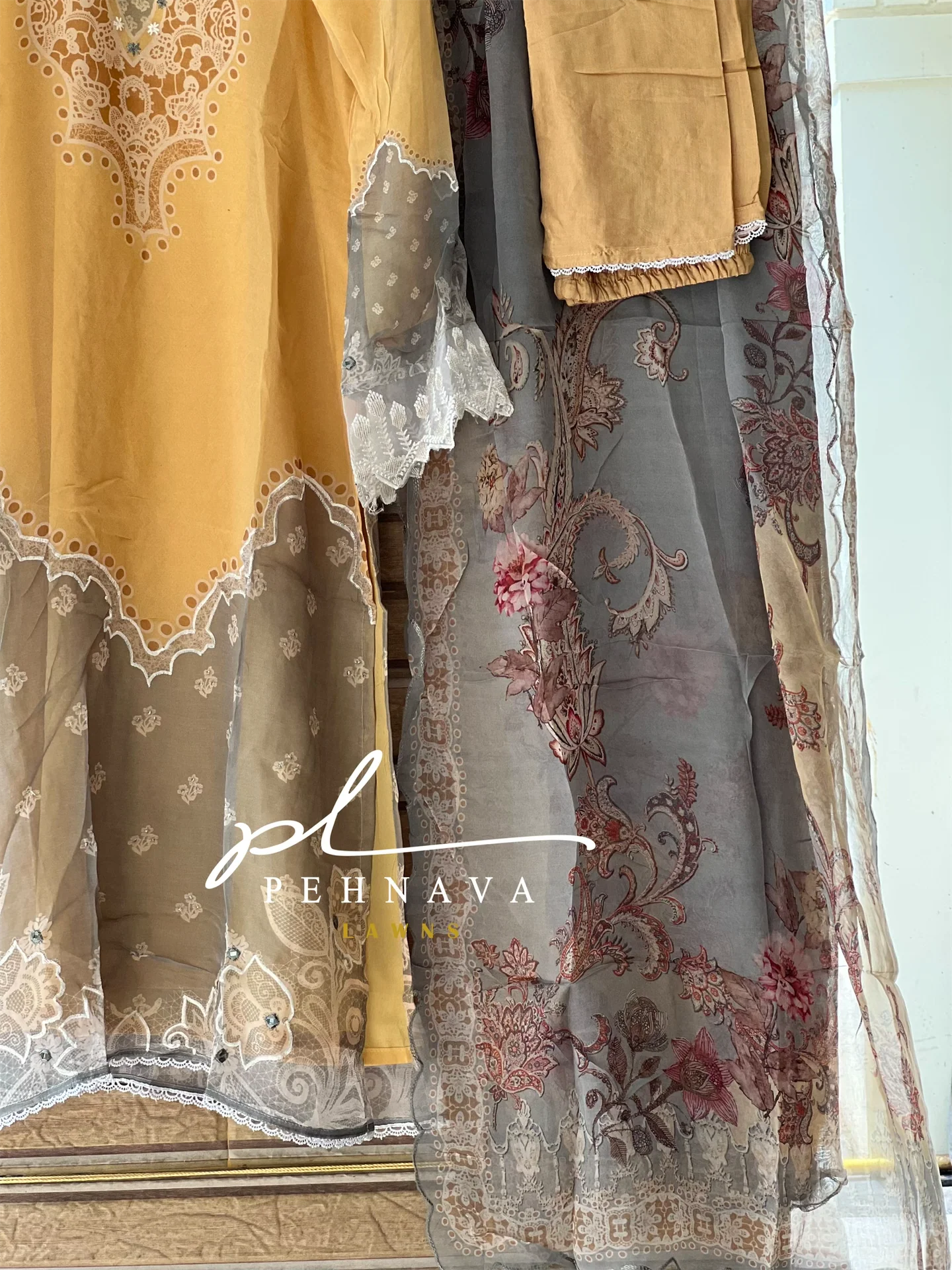 Embroidered Viscous organza suit - Image 5