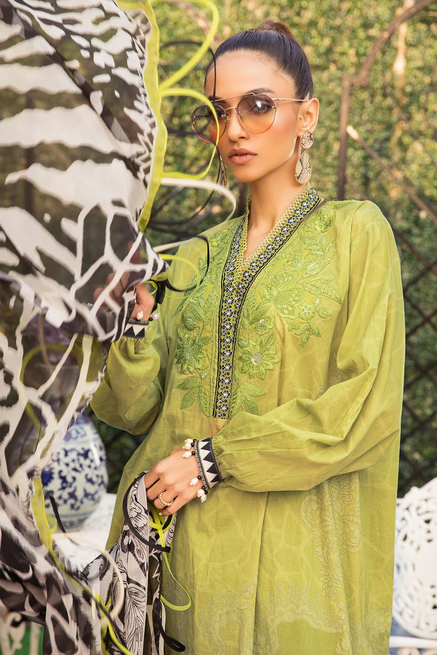 Green Printed casual suit with chiffon dupatta - Image 5